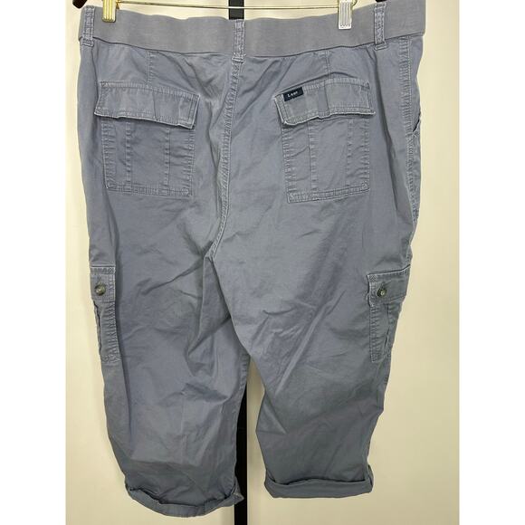 Lee women’s cargo culottes- size 18- gray, pockets, zip button summer pants - Picture 4 of 5